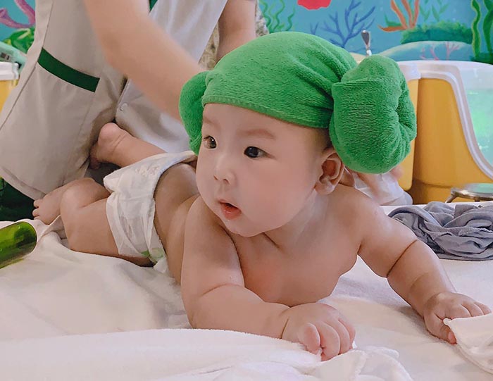 bé được masseger trước khi bơi