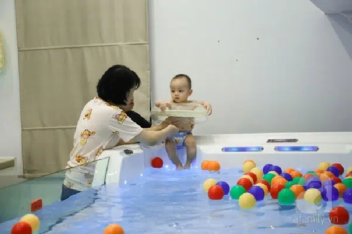 bé được làm quen với phương pháp bơi thủy liệu