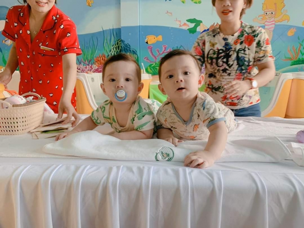  Bé được Massage trước khi bơi thủy liệu tại Sviet Beauty Spa.