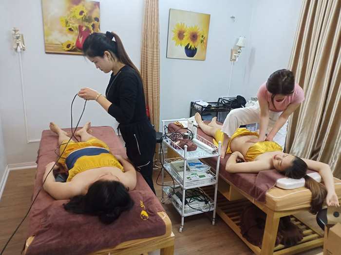 Học viên thực hành điêu khắc body giảm béo trực tiếp các mẫu tại Spa Sviet Beauty