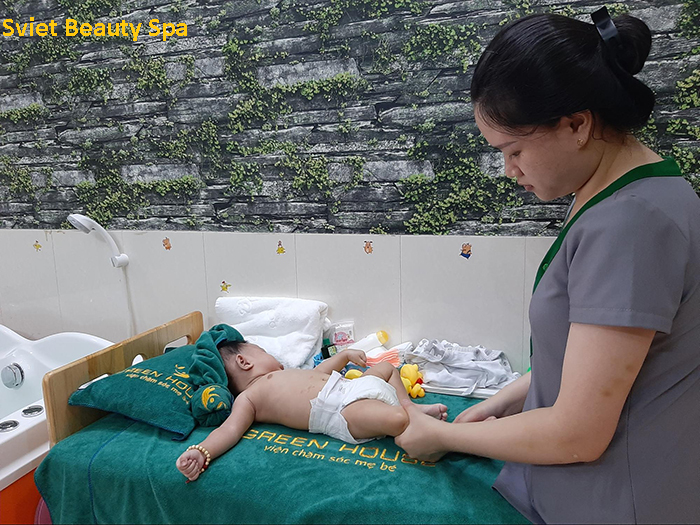 Bé được masseg trước khi bơi thủy liệu