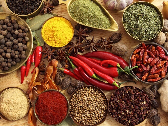 Ớt và các gia vị cay sẽ làm giảm vòng 1 nhưng cũng khá hại dạ dày