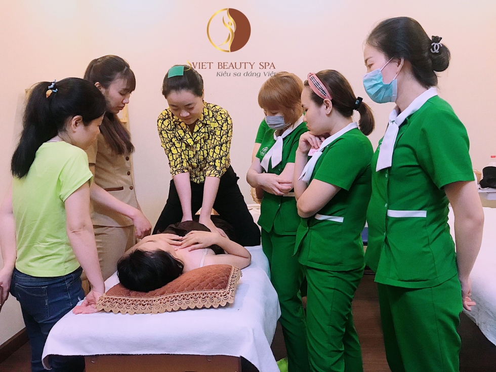 giảng viên đang hướng dẫn học viên thực hành khóa học