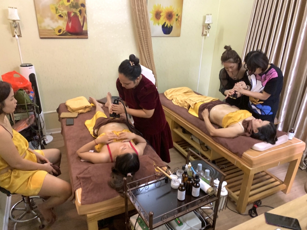học viên thực hành tại khóa học spa