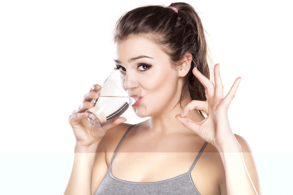 Uống đủ từ 2 lít nước mỗi ngày giúp đào thải độc tố trong cơ thể hiệu quả